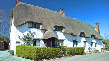 Uffington Village Walk: Thatched Roofs and Countryside Charm