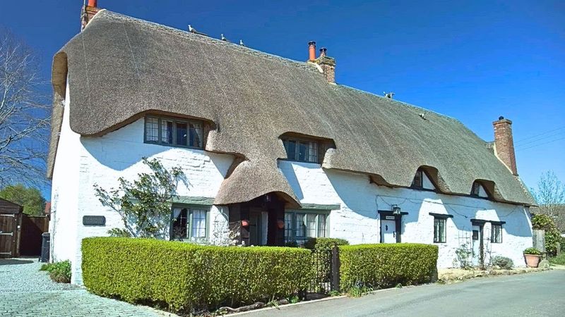 Uffington Village Walk: Thatched Roofs and Countryside Charm