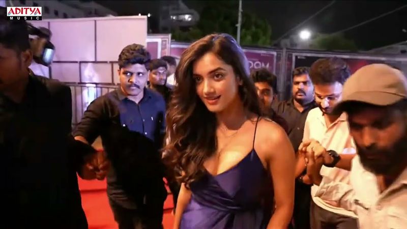 Actress Bhagyashrii Borse Entry @ Kingdom Pre Release Event  | Vijay Deverakonda, SatyaDev,| Anirudh