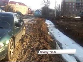 Из-за строительства высотки грузовики разбили дорогу по улице Родниковой