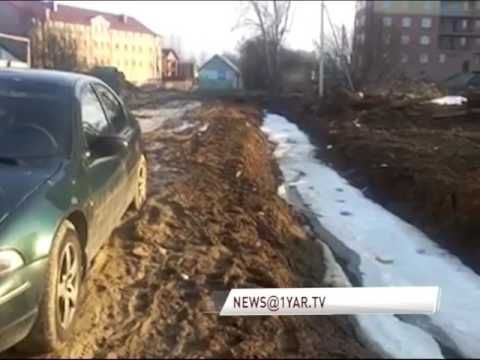 Из-за строительства высотки грузовики разбили дорогу по улице Родниковой