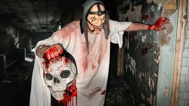 ЗАКЛЮЧЕННЫЙ ПОКОНЧИЛ С МАНЬЯКОМ КИЛЛЕРОМ НА ЗАБРОШКЕ