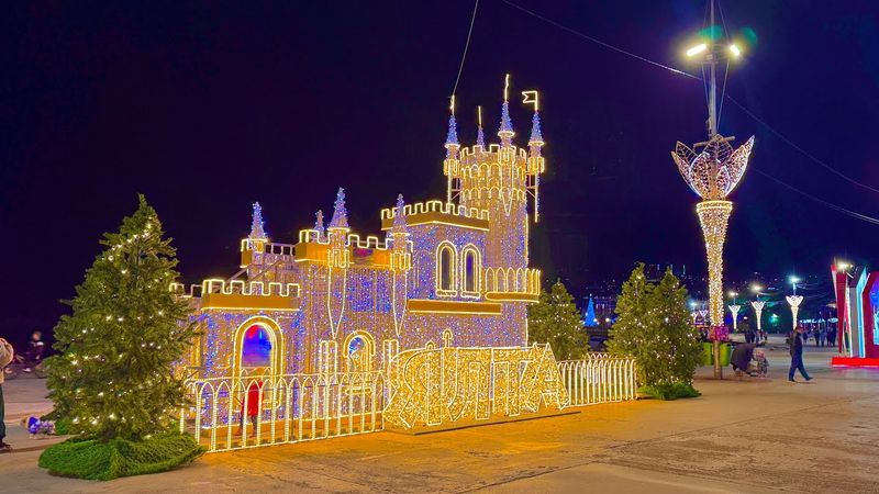 ЯЛТА. САМЫЙ КРАСИВЫЙ город Крыма готовится к Новому году! Ёлки, Набережная, Массандровский пляж