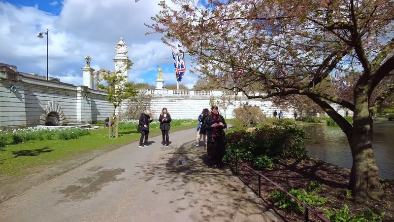Buckingham Palace and Hyde Gardens Walk, English Countryside 4K