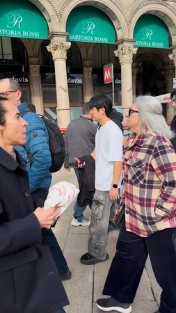 ketika sunghoon disapa penggemar nya,  sunghoon pun balas menyapa,  d...