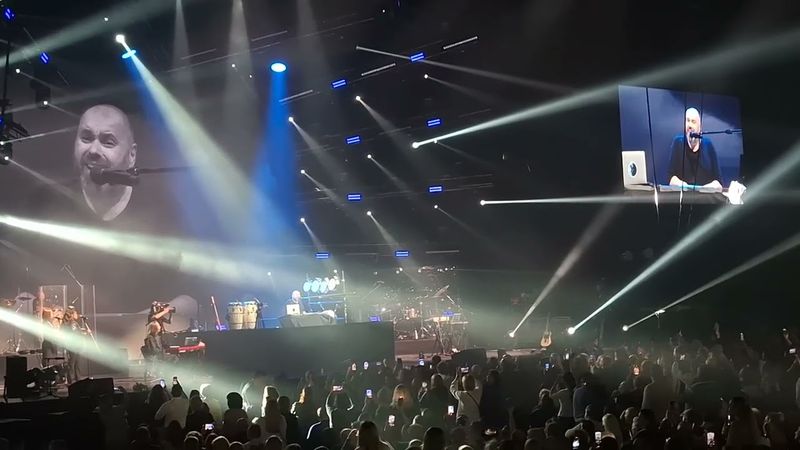 Зал встал: Максим Фадеев проникновенно исполнил свою песню