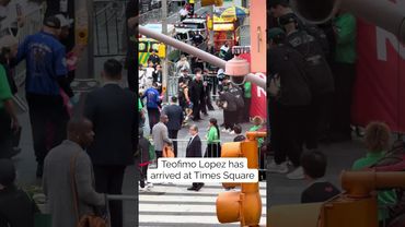 Teofimo Lopez rolled up in a checkered cab in Times Square 🚕🥊