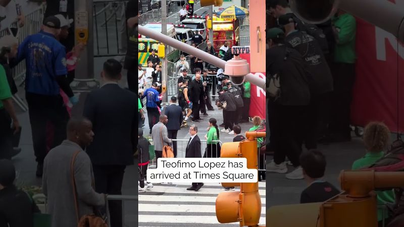Teofimo Lopez rolled up in a checkered cab in Times Square 🚕🥊