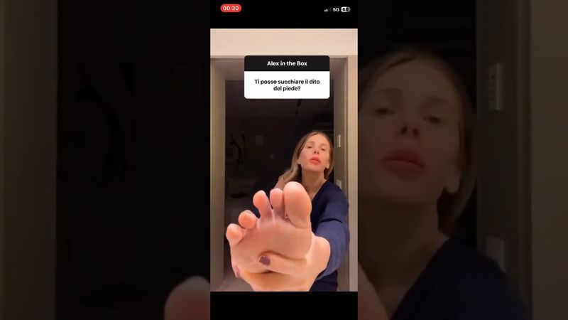 i PIEDI puzzolenti di ALESSIA MARCUZZI👣👣👣 #piedi #piedini #feet #alessiamarcuzzi #tiktok