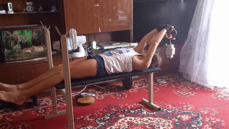 Поднимание гири из за головы лёжа на скамье.