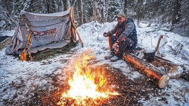 ОСТАЛСЯ В ТАЙГЕ! ЗАВАЛИЛО СНЕГОМ | НОЧЬ У КОСТРА | СОБИРАЮ ШУЛЬТУ и ЧАГУ! Лесная кухня