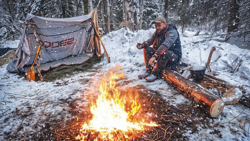 ОСТАЛСЯ В ТАЙГЕ! ЗАВАЛИЛО СНЕГОМ | НОЧЬ У КОСТРА | СОБИРАЮ ШУЛЬТУ и ЧАГУ! Лесная кухня