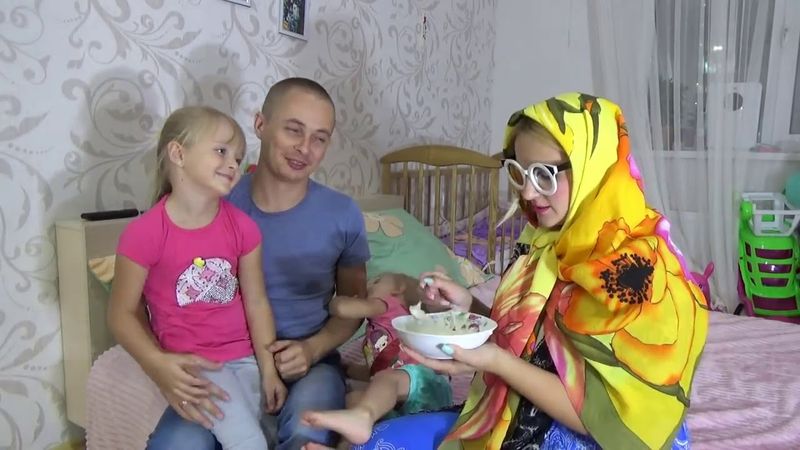 МАРГАРИТА И ЛЕРА ВЫГНАЛИ БАБУШКУ ГОТОВИТ НЕ ВКУСНУЮ КАШУ ДЛЯ ДЕТЕЙ