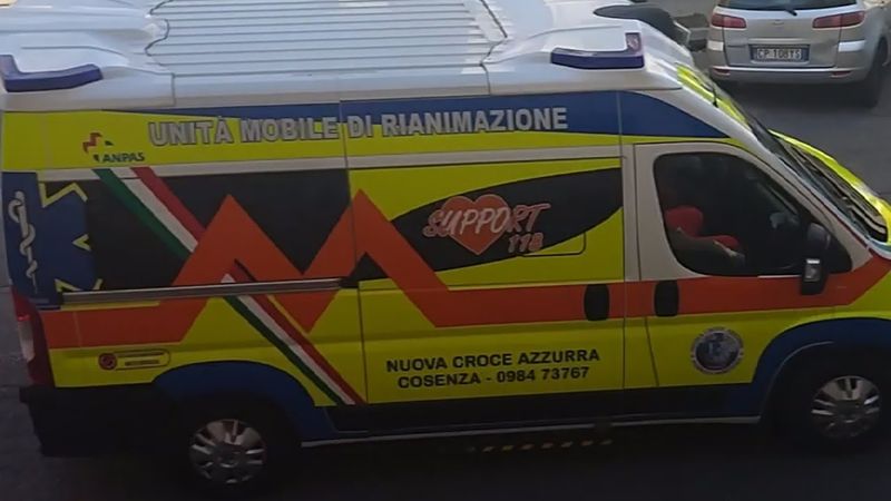 Ambulanza Nuova Croce Azzurra Cosenza in sirena: Cosenza