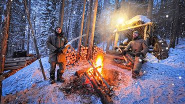 Expedition zum Überlebenscamp über ein BaumhausEINE NACHT UNTER FREIEM LUFT IN DER KALT MIT