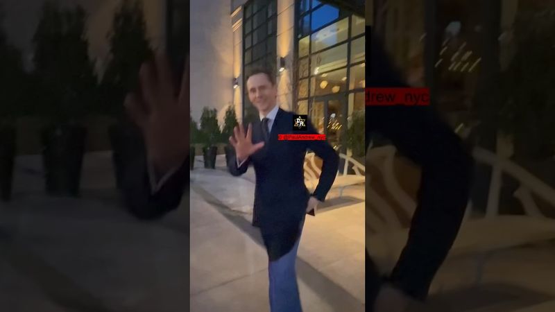 ® #tomhiddleston in some elegant style today in NYC אהבה תמיד מנצחת. 😉👌