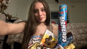 Showing and eating my Easter candy! ASMR ( HAPPY EASTER!!)