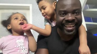 Нигга с детьми и женой украсили елку. Семья готовится к новому году