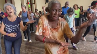 Пожилые кубинцы идут танцевать, игнорируя проблемы