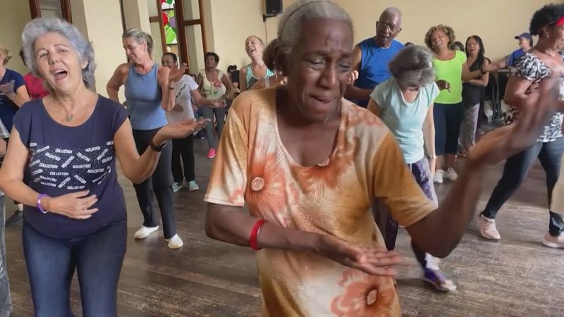 Пожилые кубинцы идут танцевать, игнорируя проблемы