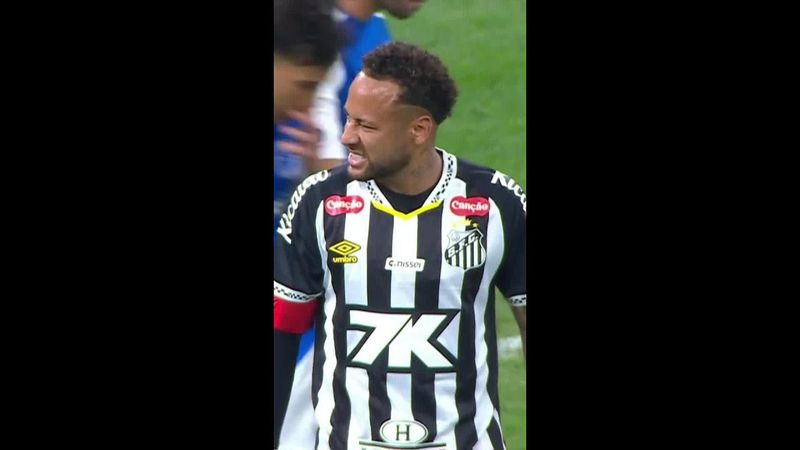 Neymar cobra falta ensaiada e chuta muito por cima