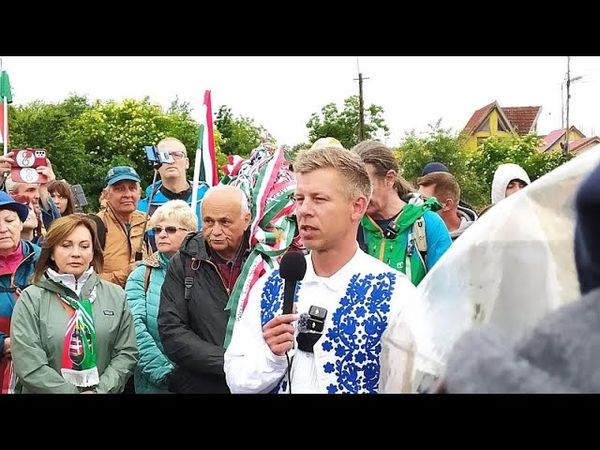 Hungarian opposition leader Péter Magyar walks across border to Romania