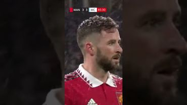 Penyelamatan Kucing Salju Menginterupsi Pertandingan MAN vs MC! Kucing menyelamatkan gawang di ba...