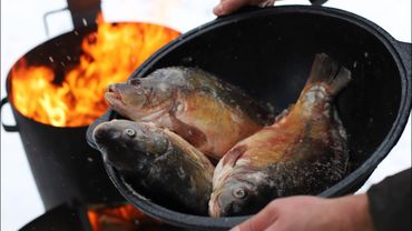 ХРУСТЯЩИЙ ЖАРЕНЫЙ КАРП С СОУСОМ В КАЗАНЕ НА КОСТРЕ