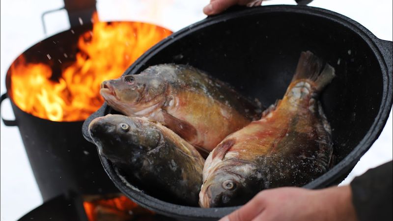 ХРУСТЯЩИЙ ЖАРЕНЫЙ КАРП С СОУСОМ В КАЗАНЕ НА КОСТРЕ