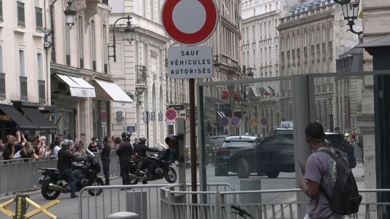 Convoy leaves Elysee after French PM meets Macron before budget | AFP