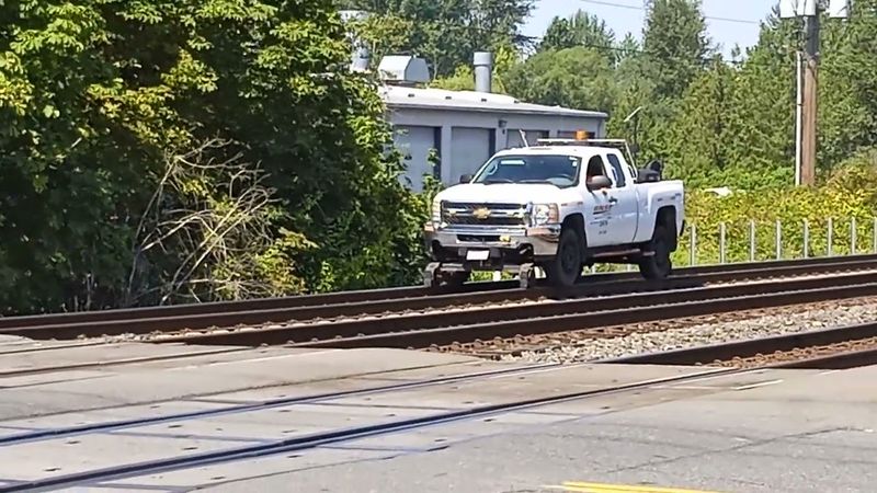 Пикап Шевроле ремонтной службы BNSF ездит рельсам