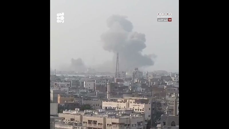 سفن عسكرية لكيان الاحتلال تستهدف للمرة الأولى ميناء الحديدة