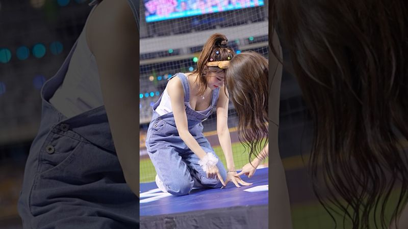 珠珢跟雅英就這樣在台上玩起來了 雅英還故意戳珠珠的手🤣​⁠@Jueun_0724 ​⁠@yyyoungggggg ​⁠@最佳攝誠 #이주은 #이아영 #cheerleader