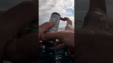 Una señal de humo enviada para rescate en el mar