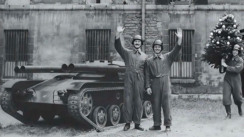 Французский танк Ёлка размером с "жигули" и 4 пушками для возврата колоний. Новогодний выпуск!