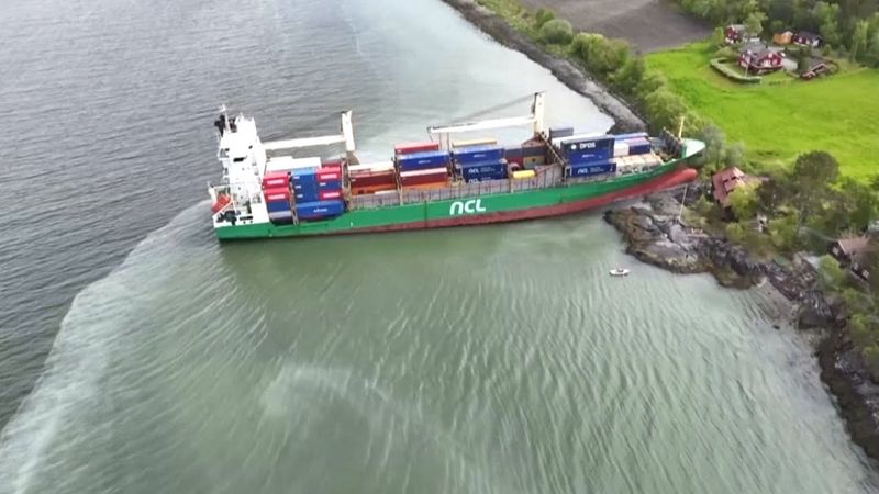 Норвежец был в шоке, увидев в своём саду огромное судно