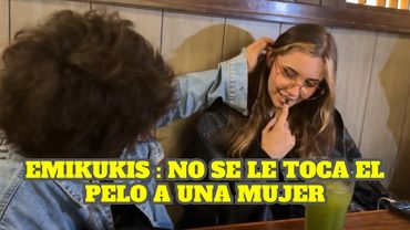 GLOGLO JUGANDO CON EL PELO DE EMIKUKIS