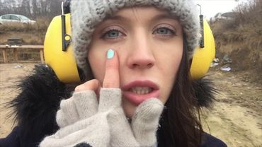 Шелягина стреляет и кувыркается в трусах