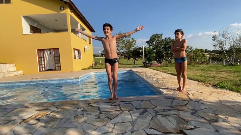 Quem Errar Cai Na Piscina