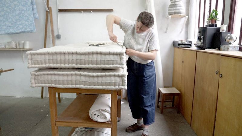 Ручное производство матрасов из овечьей шерсти возродили в Париже