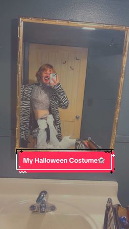 🤌🏼😍THE SKIRT!!! IS SOO😆💅 #kyliedazey #halloween #costume 