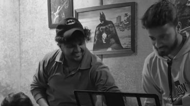 Mujhko Peena Hai Peene Do || Karwaan