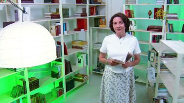 У книжной полки. Казанская икона Божией Матери