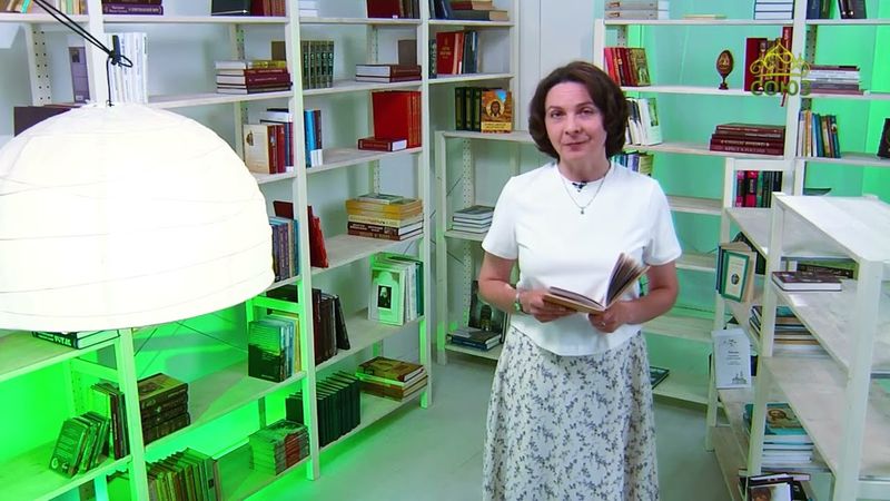 У книжной полки. Казанская икона Божией Матери