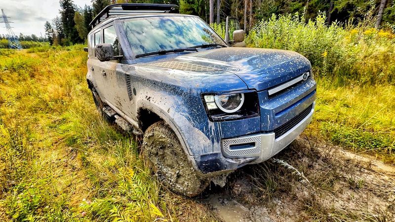 НЕ надежный, НЕ проходимый, Жрет масло. Новый Defender.