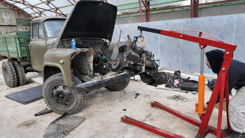 Редкий ГАЗ-52. Едем за новым двс и находим ЗИЛ-4972!