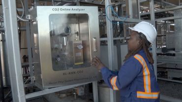 Завод в Кении превращает углекислый газ в камни