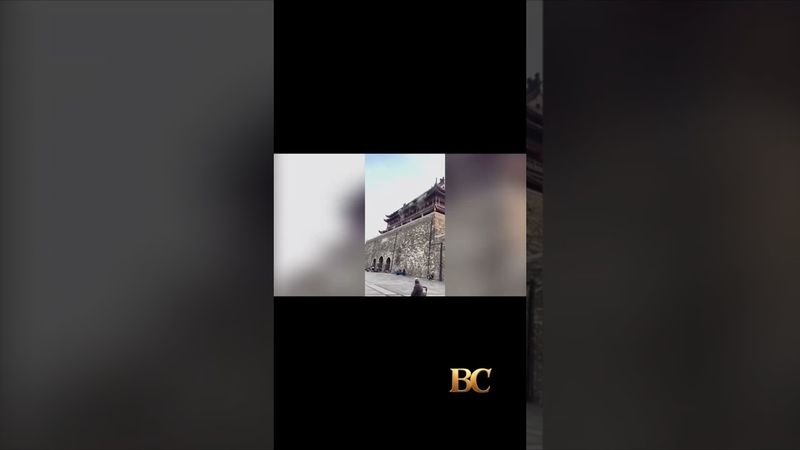 Tourists flee as roof collapses off 650-year-old building in China