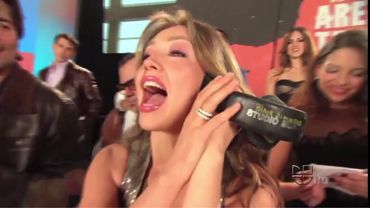 Artists for Haiti - Somos El Mundo (We Are The World) Video Oficial