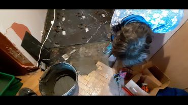 Вчера электромонтажницы-сегодня плиточницы)))